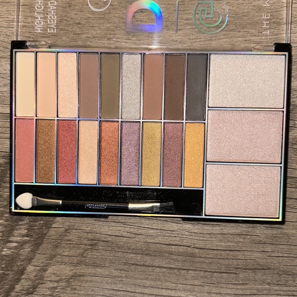 NWT Maybelline Mermaid Eyeshadow Pallete - Picture 3 of 5